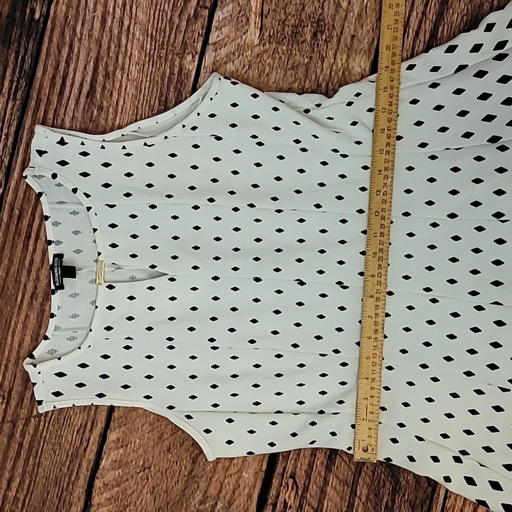 Blooming Rose Sleeveless Dress - Picture 9 of 12